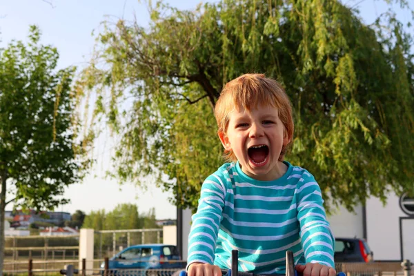 Blond Pojke Med Vidöppen Mun Suddig Grön Bakgrund Känslomässig Femårig — Stockfoto