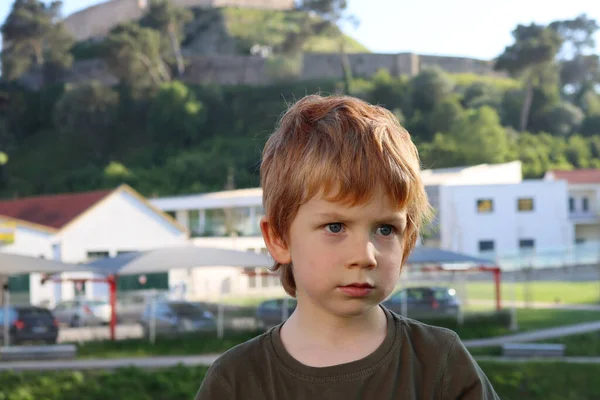 Rubio Serio Mira Lejos Pensativo Niño Cinco Años —  Fotos de Stock