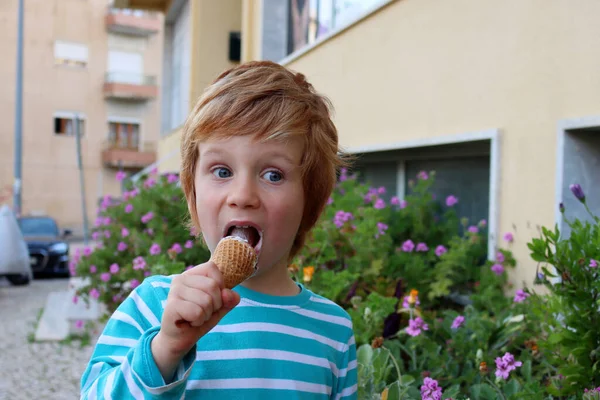 Blondyn Lody Zabawnie Patrzy Oddali Pięcioletni Chłopiec Lodami — Zdjęcie stockowe