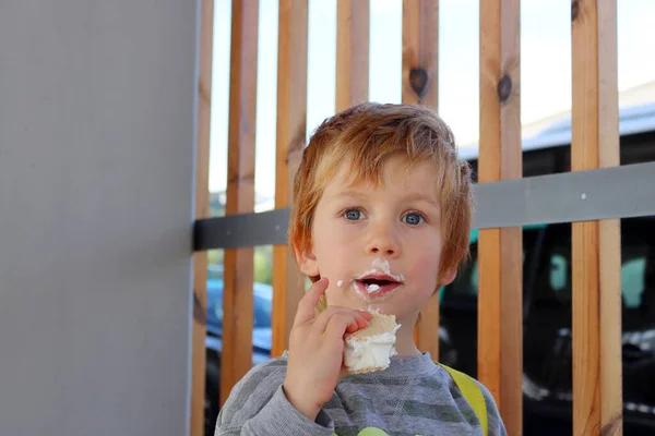 Blondyn Niewyparzoną Gębą Lody Pięcioletni Chłopiec Zaskoczonym Spojrzeniem — Zdjęcie stockowe