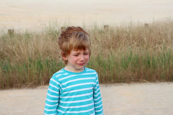 金髪の少年は目を下げて泣きました 5歳の少年 — ストック写真