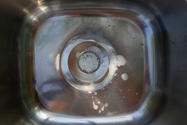 排水点で泡できれいなシンク 金属シンクの閉鎖 — ストック写真