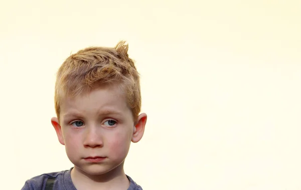 Blonde Jongen Kijkt Droevig Weg Een Haatdragende Vijfjarige Jongen — Stockfoto