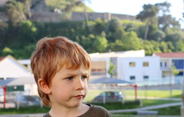 Blondyn Patrzy Oddali Zakłopotanym Spojrzeniem Zakłopotany Pięcioletni Chłopiec — Zdjęcie stockowe