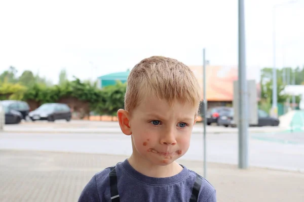 Blondyn Gryzie Się Usta Patrzy Troskliwie Oddali Pięcioletni Chłopiec Rozmazaną — Zdjęcie stockowe