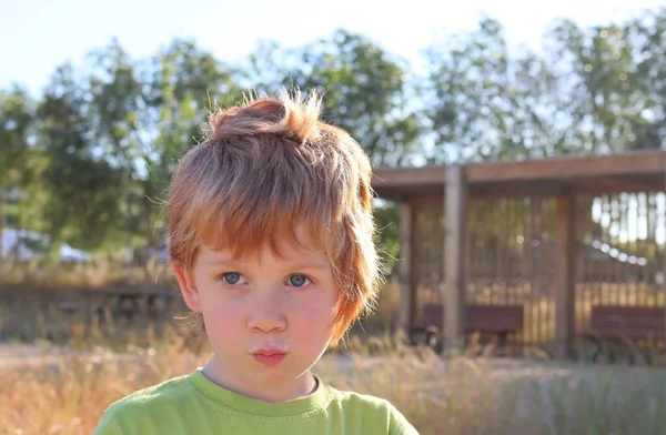 Een Blonde Jongen Met Pruillippen Een Melkachtige Snor Vijfjarige Pestkop — Stockfoto