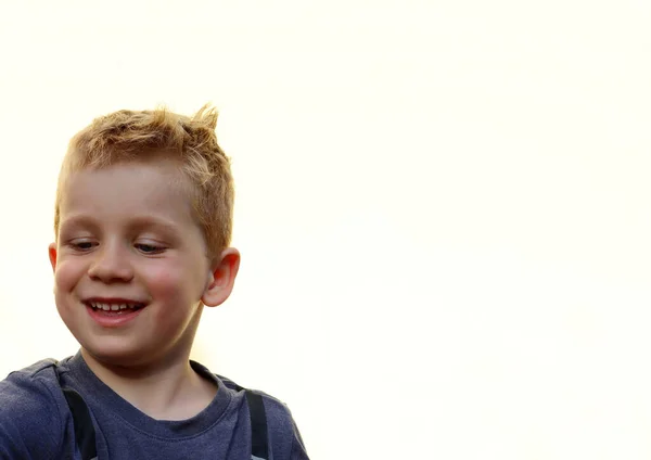 Rapaz Louro Alegre Olha Para Baixo Menino Feliz Cinco Anos — Fotografia de Stock