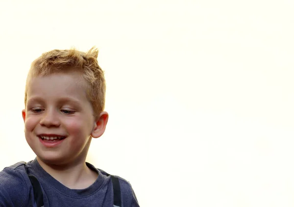 Rubio Alegre Mira Hacia Abajo Niño Feliz Cinco Años Sobre — Foto de Stock