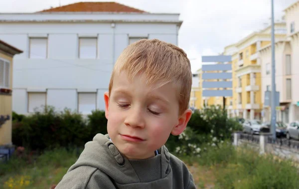 Menino Loiro Sorriu Fechou Olhos Rapaz Cinco Anos Assaltou Lhe — Fotografia de Stock