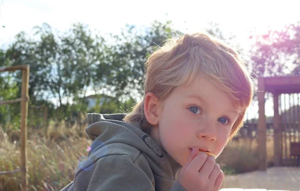 Garçon Blond Penche Tête Vers Avant Regarde Loin Avec Intérêt — Photo