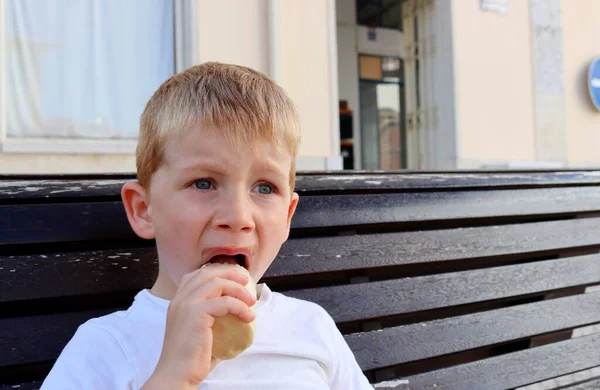 Blonďatý Chlapec Zmrzlinu Dívá Dálky Zamračený Pětiletý Chlapec Olizuje Zmrzlinu — Stock fotografie