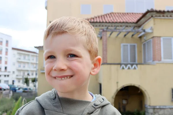 Blondyn Ugryzł Się Dolną Wargę Zmrużył Oczy Pięcioletni Chłopiec Zrobił — Zdjęcie stockowe