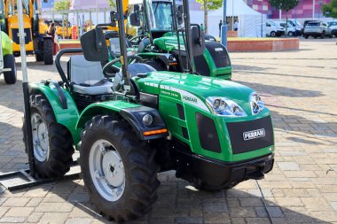 Torres Vedras, Portekiz - Haziran 2022: Tarım makineleri fuarında yeni İtalyan Ferrari mini traktörü. 