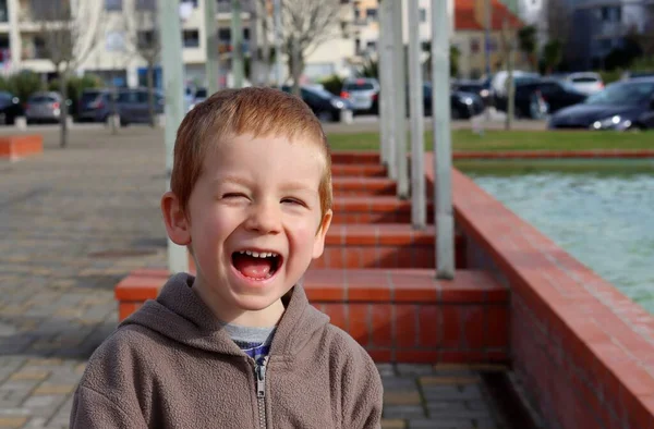 Szőke Fiú Leszűkítette Szemét Nyitott Szájjal Mosolygott Egy Játékos Négyéves — Stock Fotó