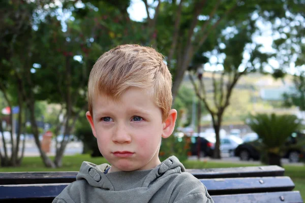 Zamračený Rozmrzelý Blonďák Pětiletý Chlapec Dělá Grimasy — Stock fotografie