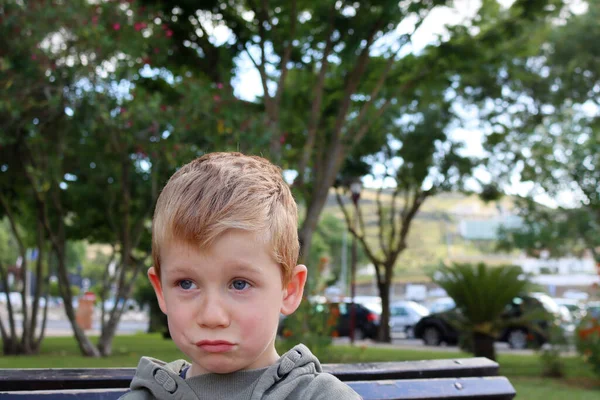 Blonďatý Chlapec Našpulil Rty Zašklebil Vzteklý Pětiletý Chlapec — Stock fotografie
