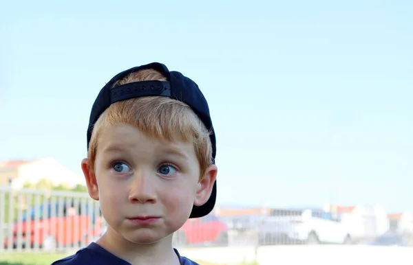 Ragazzo Biondo Con Berretto Nero Distoglie Sguardo Stupito Bambino Cinque — Foto Stock