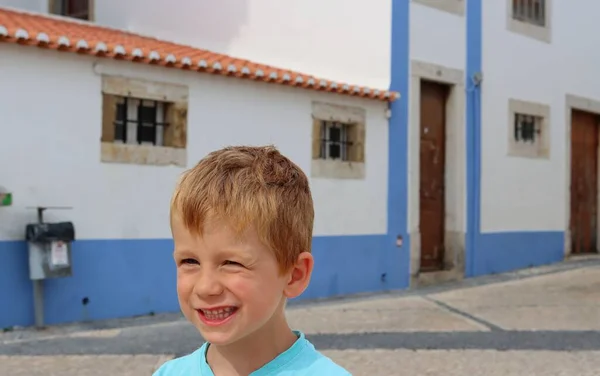 Blonde Jongen Knielt Met Zijn Ogen Glimlacht Een Gelukkige Vijfjarige — Stockfoto
