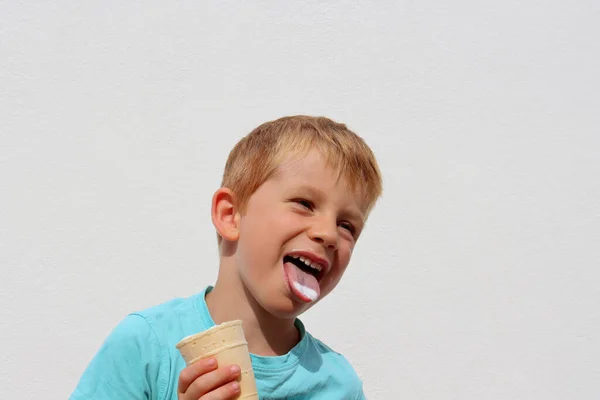 Blondyn Odchyla Głowę Bok Pokazuje Język Zabawny Pięciolatek Lody Białym — Zdjęcie stockowe