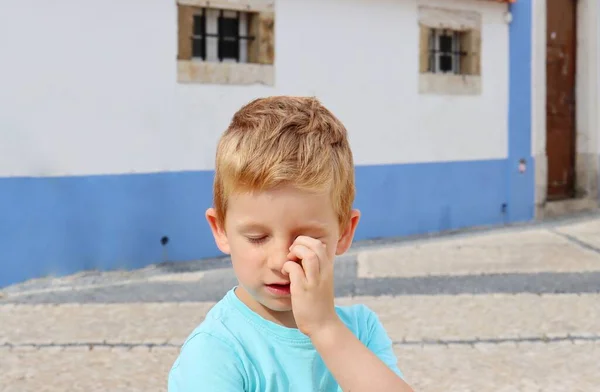 Blondyn Zamknięte Oczy Trzyma Rękę Przy Twarzy Pięcioletni Chłopiec Drapie — Zdjęcie stockowe