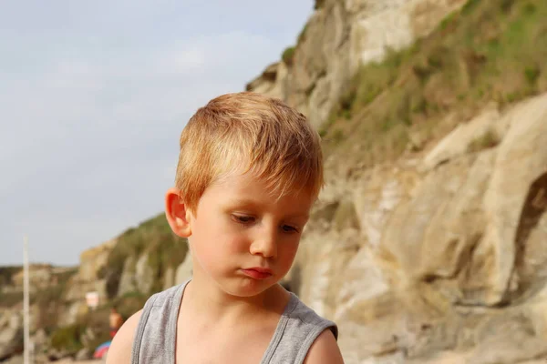금발의 소년은 입술을 내렸다 짜증나는 살짜리 해변에서 슬퍼하고 있습니다 — 스톡 사진