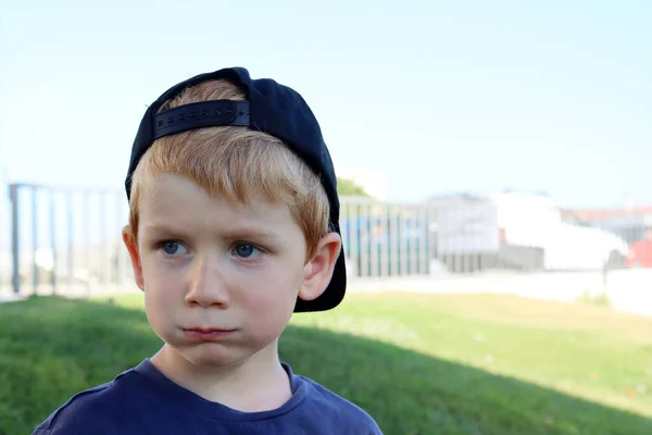 Blonde Jongen Blies Zijn Wangen Uit Keek Serieus Verte Een — Stockfoto