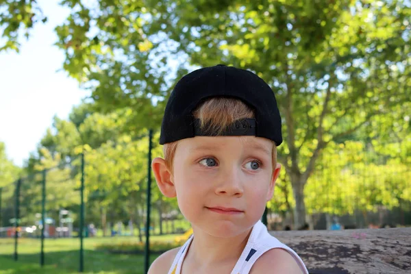 Rapaz Louro Com Boné Preto Sorriso Cara Menino Cinco Anos — Fotografia de Stock