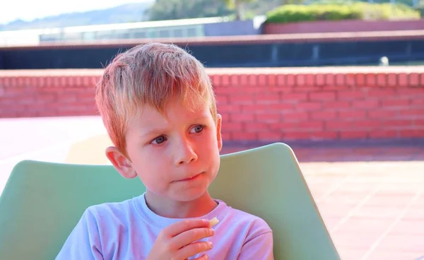 Blondyn Zacisnął Usta Odwrócił Wzrok Zainteresowaniem Przemyślany Pięcioletni Chłopiec — Zdjęcie stockowe