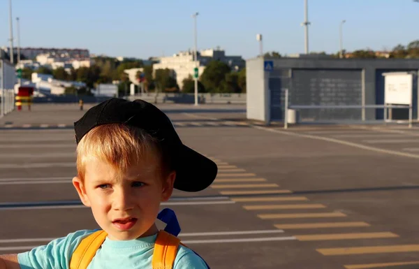 Ένα Ξανθό Αγόρι Κατσουφιασμένα Φρύδια Και Μισάνοιχτο Στόμα Ένα Πεντάχρονο — Φωτογραφία Αρχείου