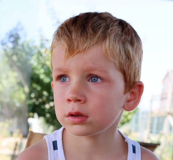 Blondyn Jest Smutny Patrzy Oddali Sfrustrowany Pięcioletni Chłopiec Mokrymi Oczami — Zdjęcie stockowe