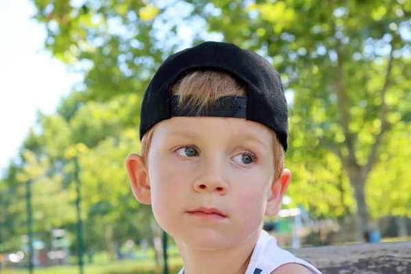 Chico Rubio Con Una Gorra Negra Mira Cansadamente Distancia Niño — Foto de Stock