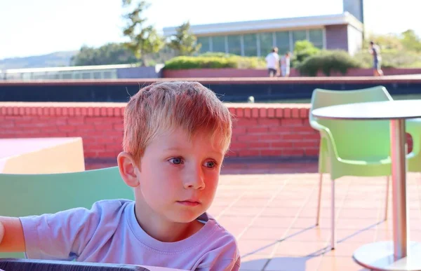 Blonde Jongen Kijkt Bedachtzaam Verte Een Serieuze Vijfjarige Jongen — Stockfoto