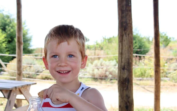 Blondyn Uśmiecha Się Patrzy Dal Radosny Pięcioletni Chłopiec — Zdjęcie stockowe