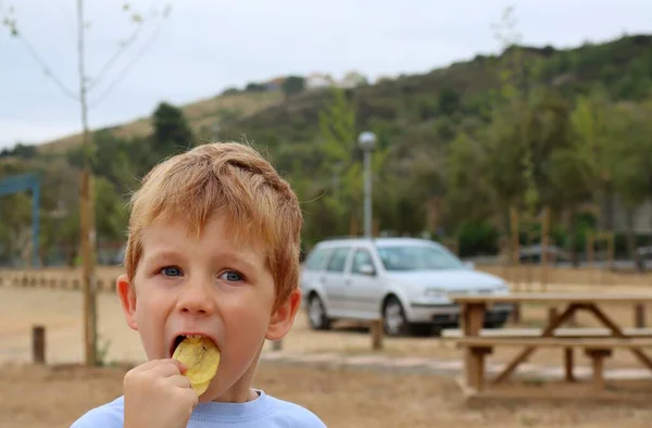 Rubio Abre Boca Pone Papas Fritas Niño Cinco Años Come —  Fotos de Stock