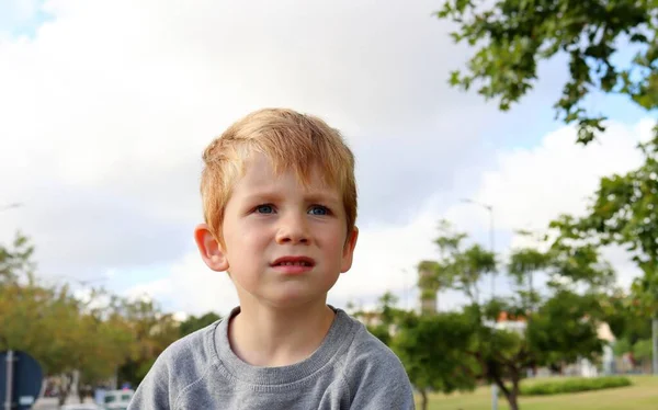 Rapaz Loiro Olha Atenciosamente Para Distância Menino Cinco Anos Sonhador — Fotografia de Stock