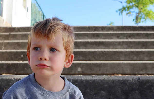 Blondyn Nadąsał Ustami Zrobił Wielkie Oczy Pięcioletni Chłopiec Pokazuje Grimaces — Zdjęcie stockowe