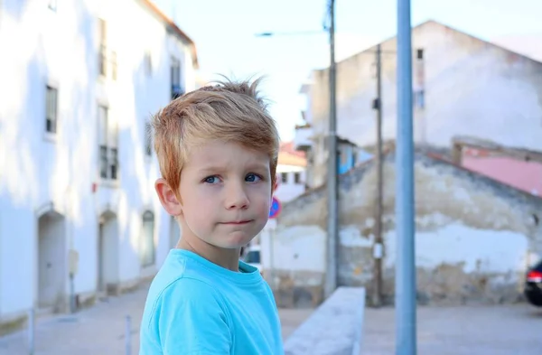 Blondyn Zacisnął Usta Spojrzał Smutno Oddali Zamyślony Pięcioletni Chłopiec — Zdjęcie stockowe