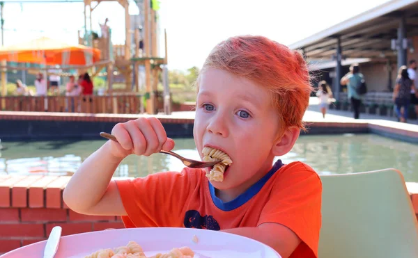 Blonďák Těstoviny Dívá Upřeně Dálky Pětiletý Chlapec Obědvá Pouliční Kavárně — Stock fotografie