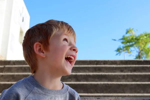 Den Blonda Pojken Ler Med Munnen Vidöppen Lycklig Femårig Pojke — Stockfoto