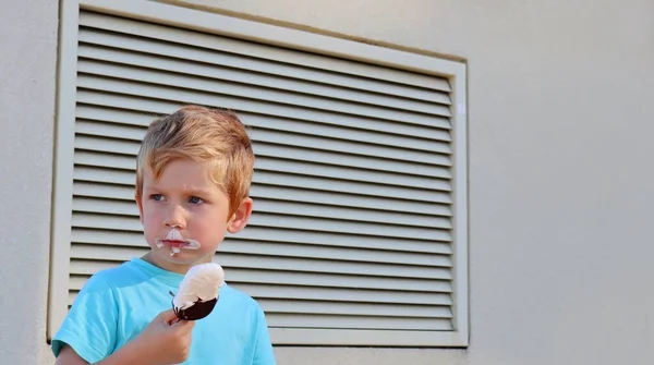 Chico Rubio Con Una Cara Sucia Cono Helado Mano Niño —  Fotos de Stock