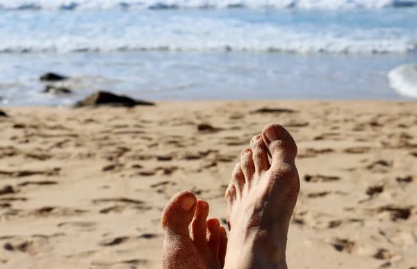 Pés Mulher Areia Contra Pano Fundo Praia Oceano Relaxamento Preguiçoso — Fotografia de Stock