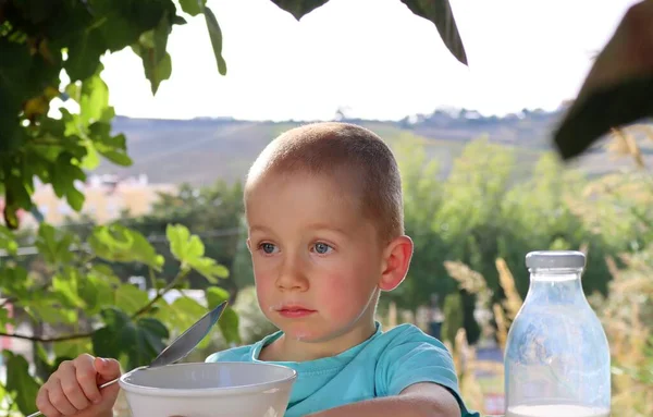Krótkowłosy Blondyn Patrzy Uważnie Oddali Pięcioletni Chłopiec Mlecznym Wąsem — Zdjęcie stockowe