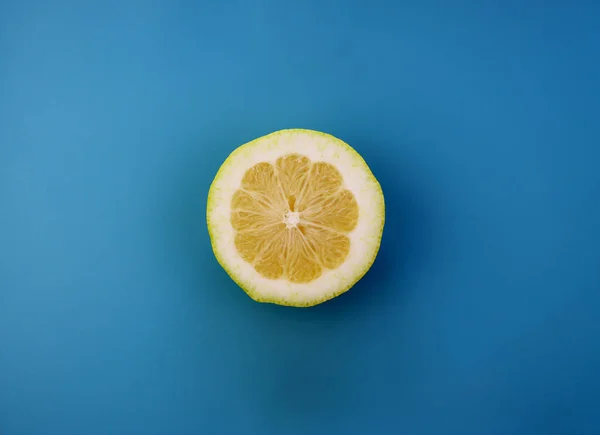 Limão Com Uma Casca Grossa Meio Limão Fundo Azul — Fotografia de Stock