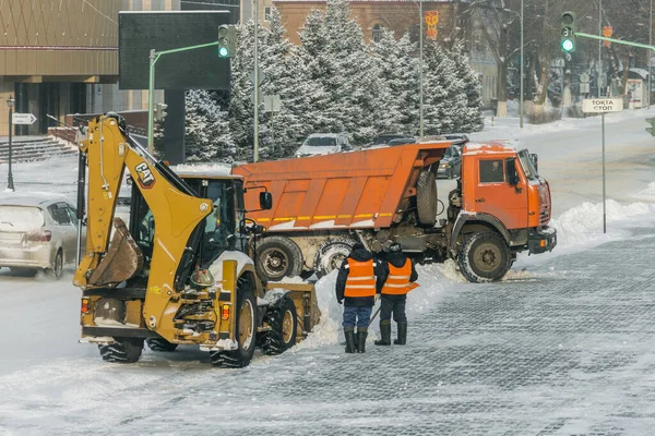 Uralsk Kazajstán Qazaqstan 2021 Trabajos Remoción Nieve Ciudad Uralsk Cargador — Foto de Stock