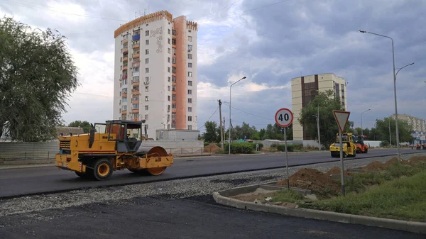 Uralsk Cazaquistão Qazaqstan 2016 Reparação Uma Estrada Cidade Uralsk Cazaquistão — Fotografia de Stock