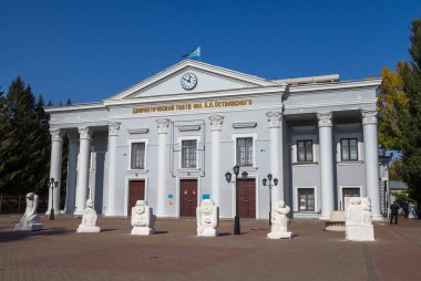 Uralsk, Kazakistan (Kazakistan), 2.10.2020 - A.N. 'den sonra adlandırılan Drama Tiyatrosu binasının önündeki beyaz taş heykeller. Ostrovsky
