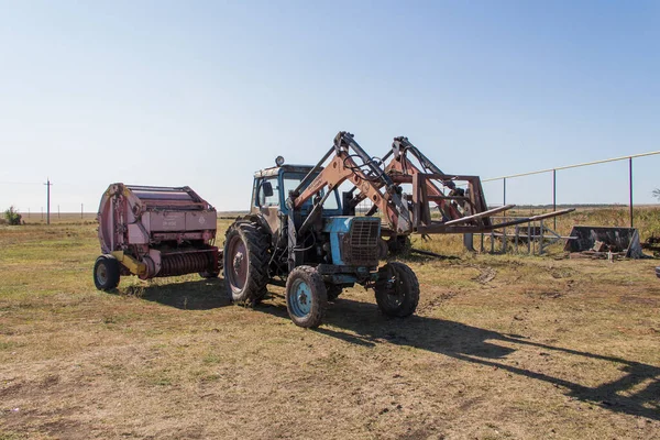 Vysokozdvižný Vozík Těžké Stroje Přívěsem Setí Zemědělské Stroje Vesnici — Stock fotografie