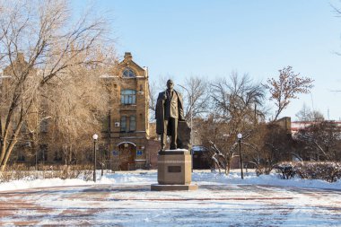 Uralsk, Kazakistan (Kazakistan), 01.12.2020: Uralsk 'teki Zhuban Moldagaliyev anıtı, Zhuban Moldagaliyev 100 yaşına basacaktı