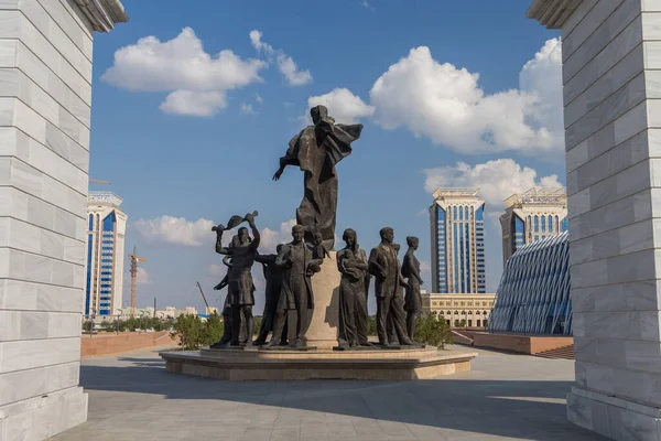 Nur Sultan Astana Cazaquistão 2017 Escultura Monumental Povo Cazaque Cidade — Fotografia de Stock