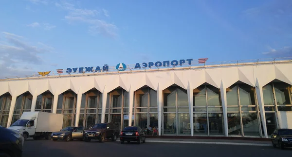 Ouralsk Kazakhstan Qazaqstan 2017 Ancien Bâtiment Aéroport Ville Ouralsk Parking — Photo